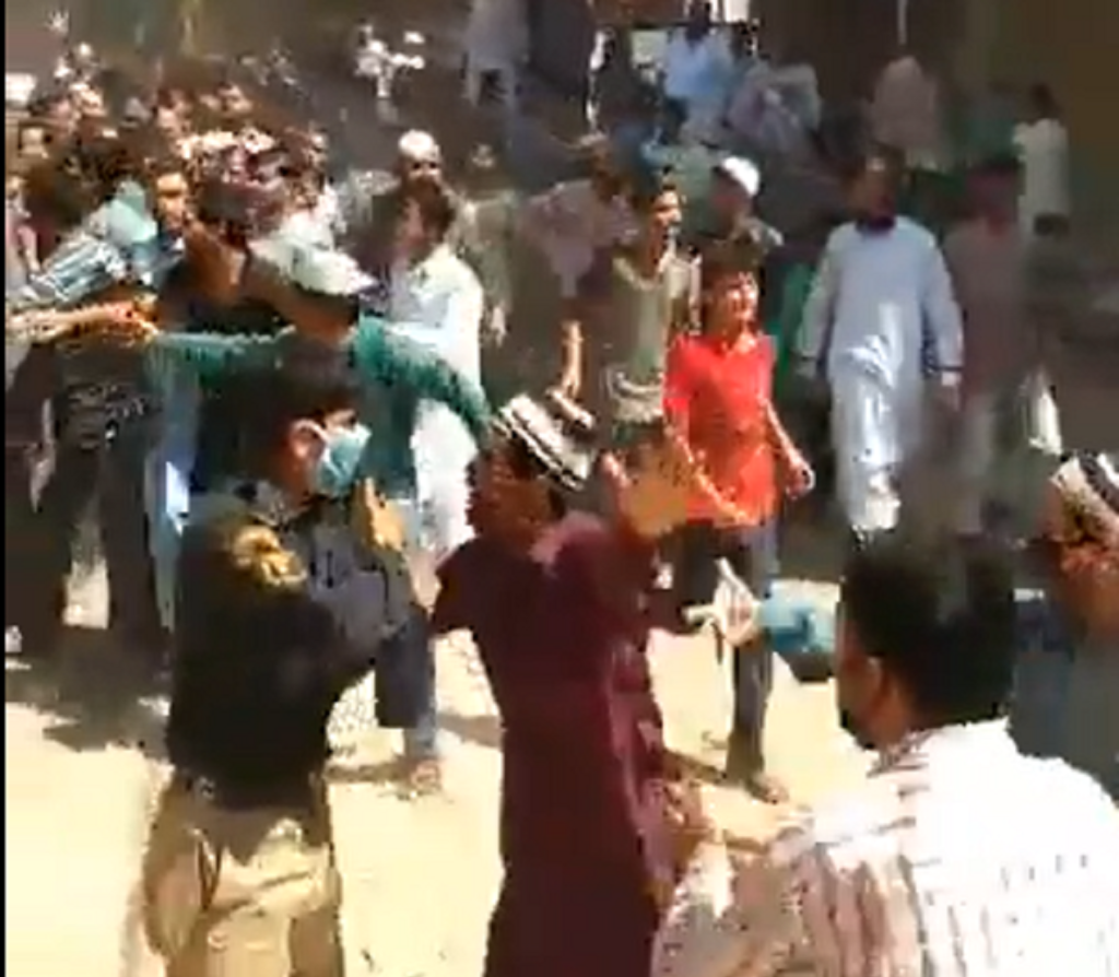 Mob attacks police in Karachi when stopped from mosque